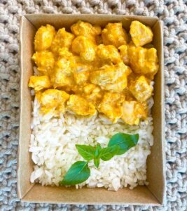 STROGONOFF DE FRANGO C/ ARROZ E BATATA SAUTÉ (300g)
