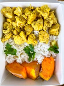 CUBINHOS DE FRANGO C/ LEGUMES E ARROZ (300g)