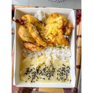 FILÉ DE FRANGO GRELHADO C/ PURÊ DE BATATA INGLESA E ARROZ (300g)