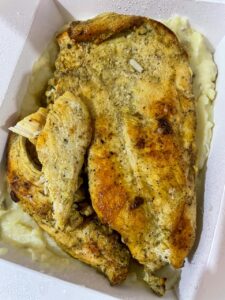 FILÉ DE FRANGO GRELHADO E PURÊ DE BATATA DOCE (400g)