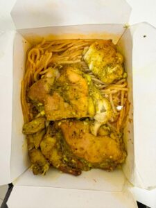 SOBRECOXA ASSADA SEM PELE E SEM OSSO COM MACARRÃO (400g)