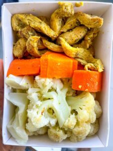 ISCAS DE FRANGO COM COUVE-FLOR E CENOURA (300g)